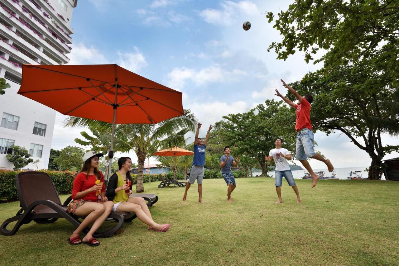 Lexis Suites Penang Bayan Lepas Zewnętrze zdjęcie The lawn at the beach resort