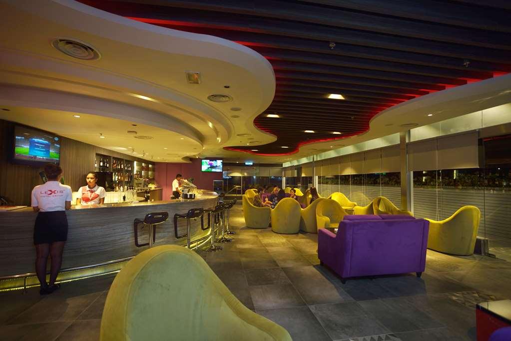 Lexis Suites Penang Bayan Lepas Zewnętrze zdjęcie The interior of the lounge