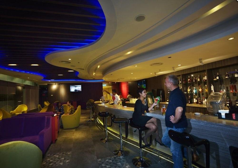 Lexis Suites Penang Bayan Lepas Zewnętrze zdjęcie The bar at the lounge