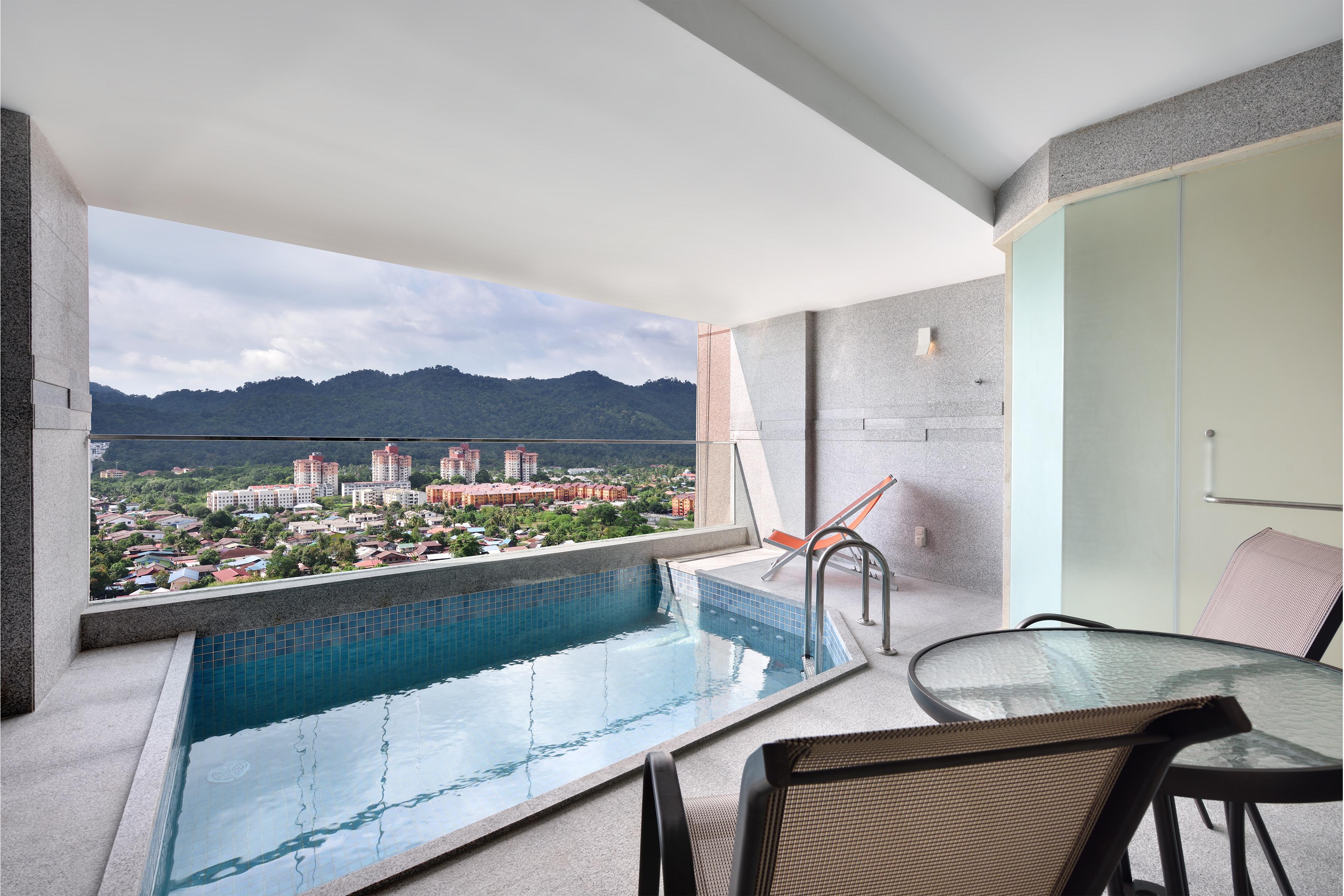 Lexis Suites Penang Bayan Lepas Zewnętrze zdjęcie A private pool at a hotel