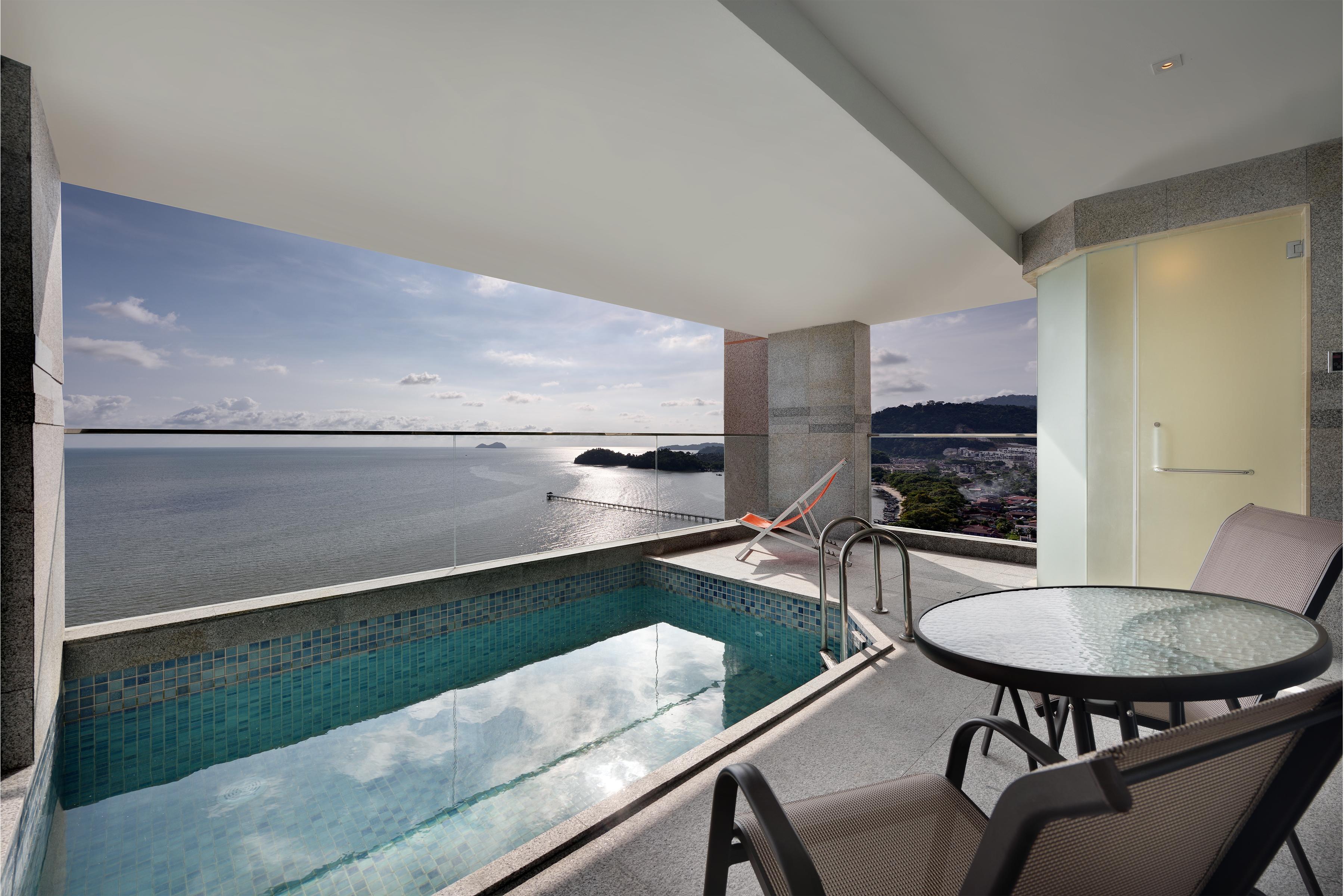 Lexis Suites Penang Bayan Lepas Zewnętrze zdjęcie A view of the ocean from a hotel room at the resort