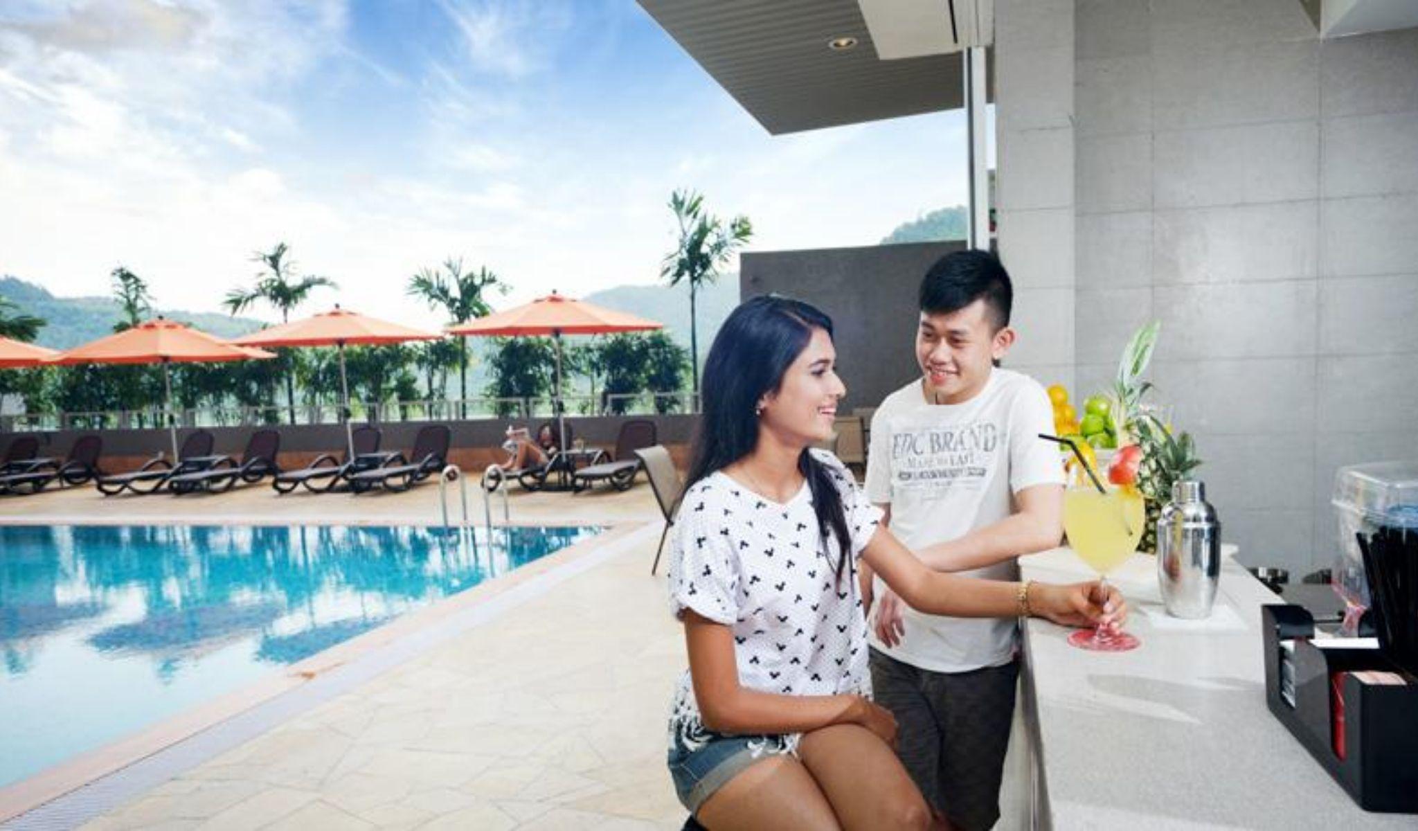 Lexis Suites Penang Bayan Lepas Zewnętrze zdjęcie The swimming pool at the hotel
