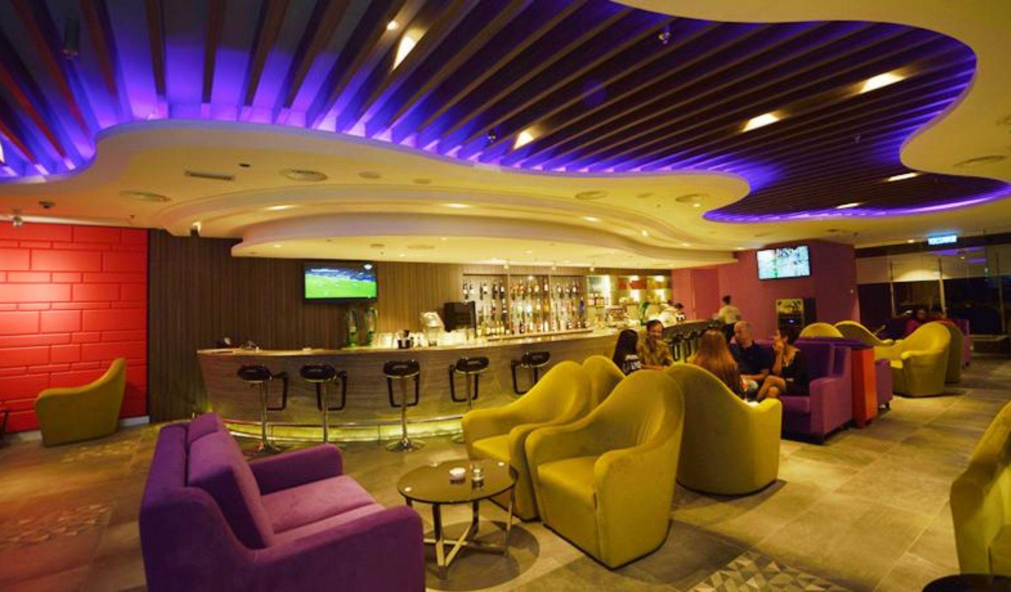 Lexis Suites Penang Bayan Lepas Zewnętrze zdjęcie The lounge at the airport