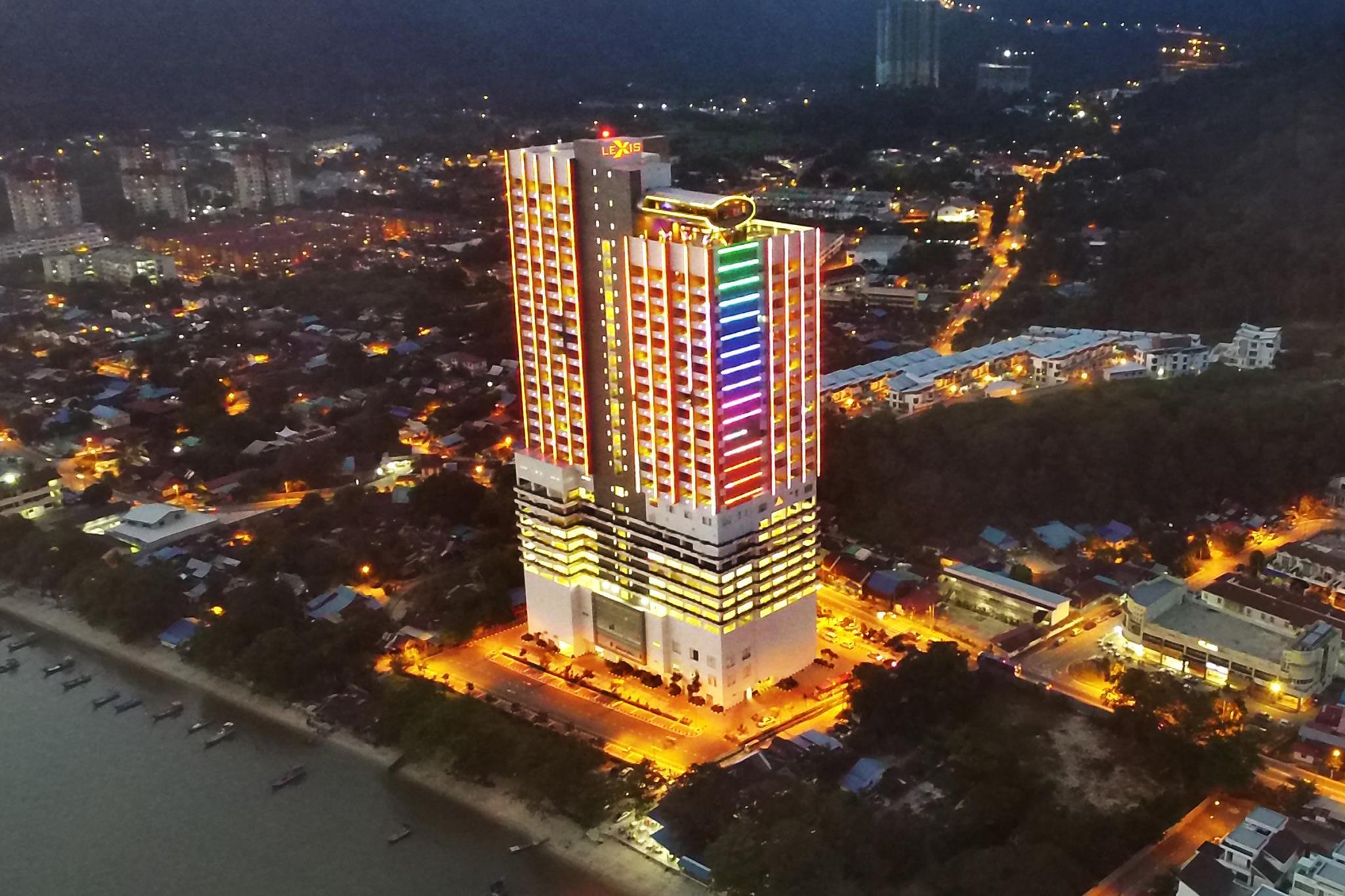 Lexis Suites Penang Bayan Lepas Zewnętrze zdjęcie The hotel at night