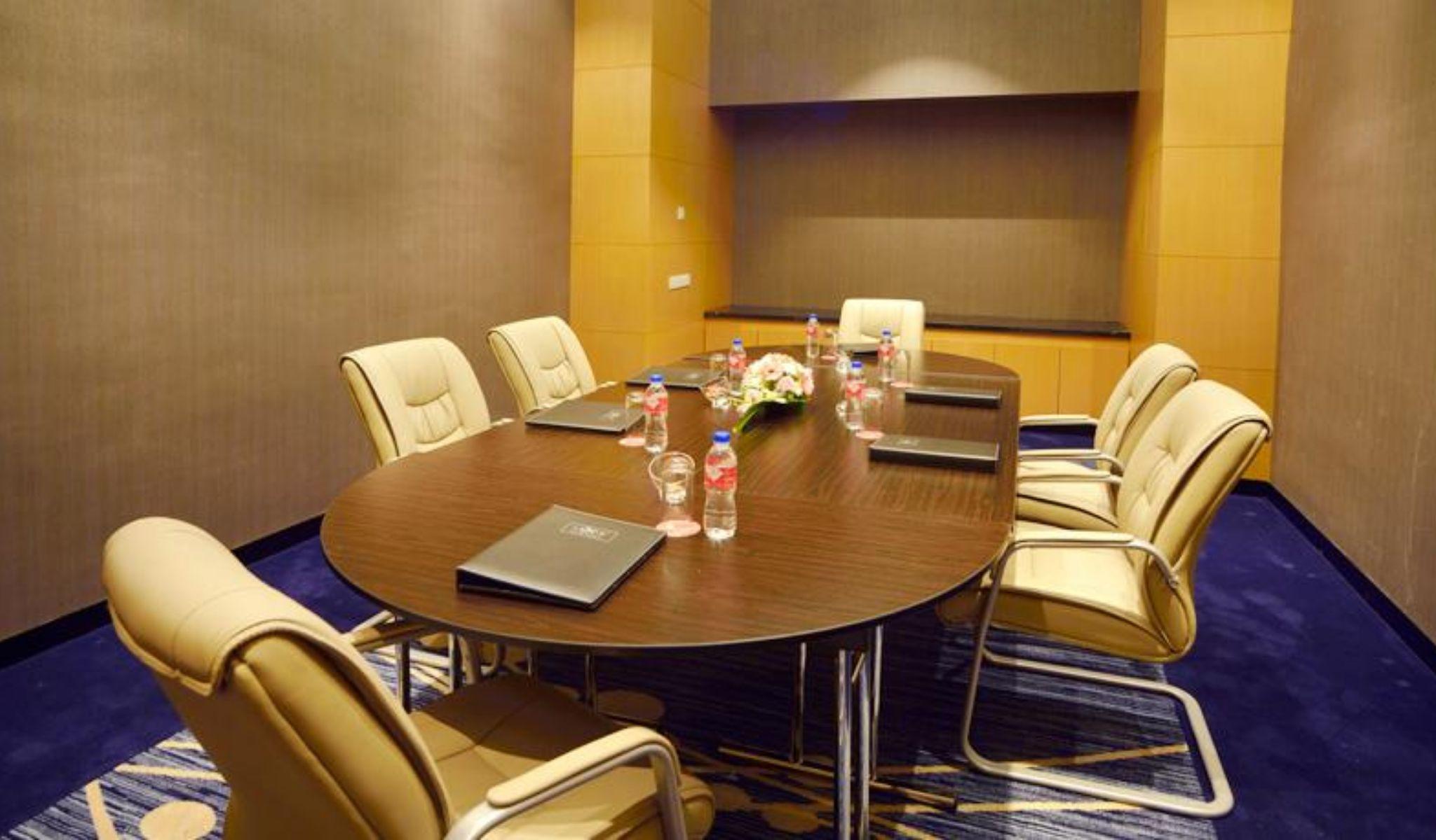 Lexis Suites Penang Bayan Lepas Zewnętrze zdjęcie A meeting room