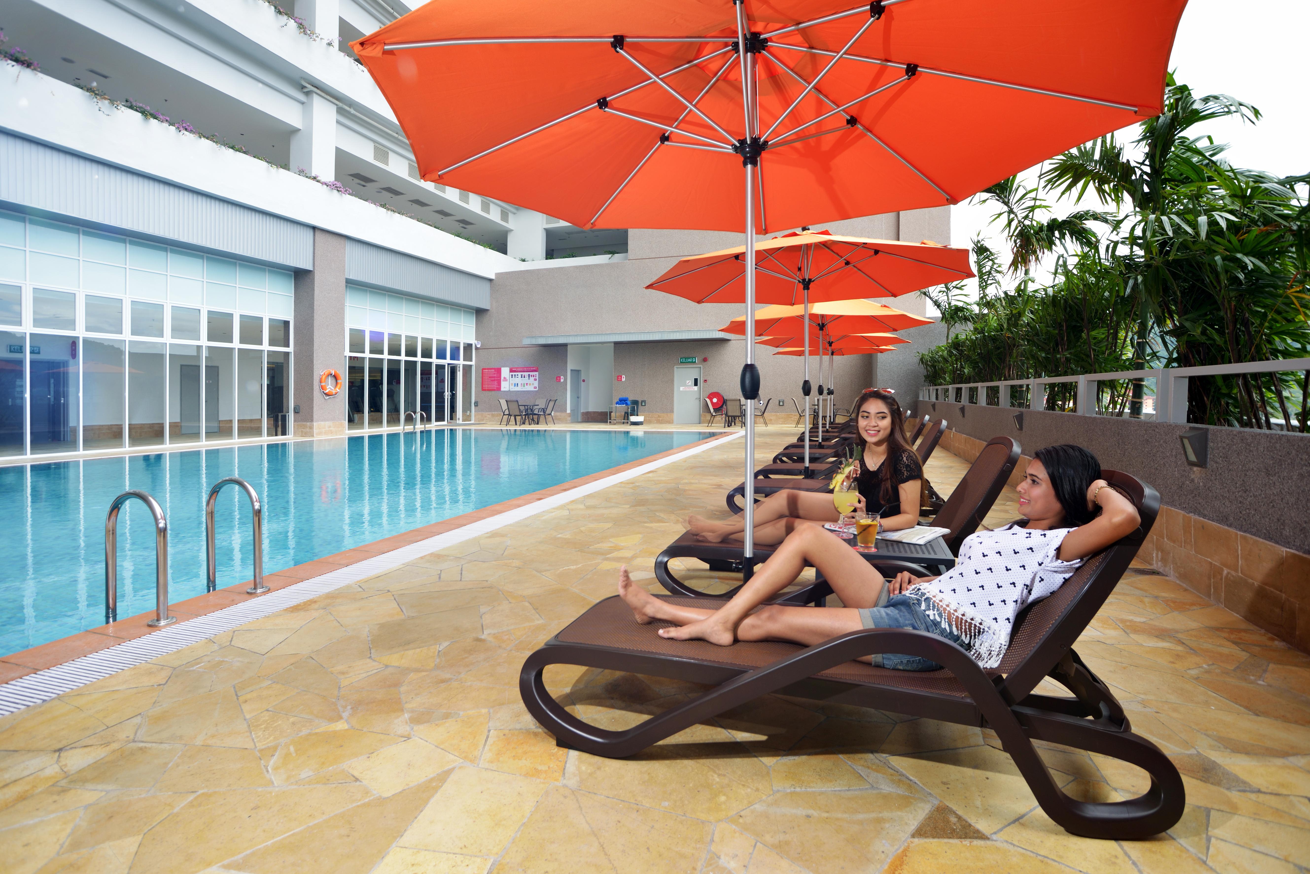 Lexis Suites Penang Bayan Lepas Zewnętrze zdjęcie Pool at the hotel