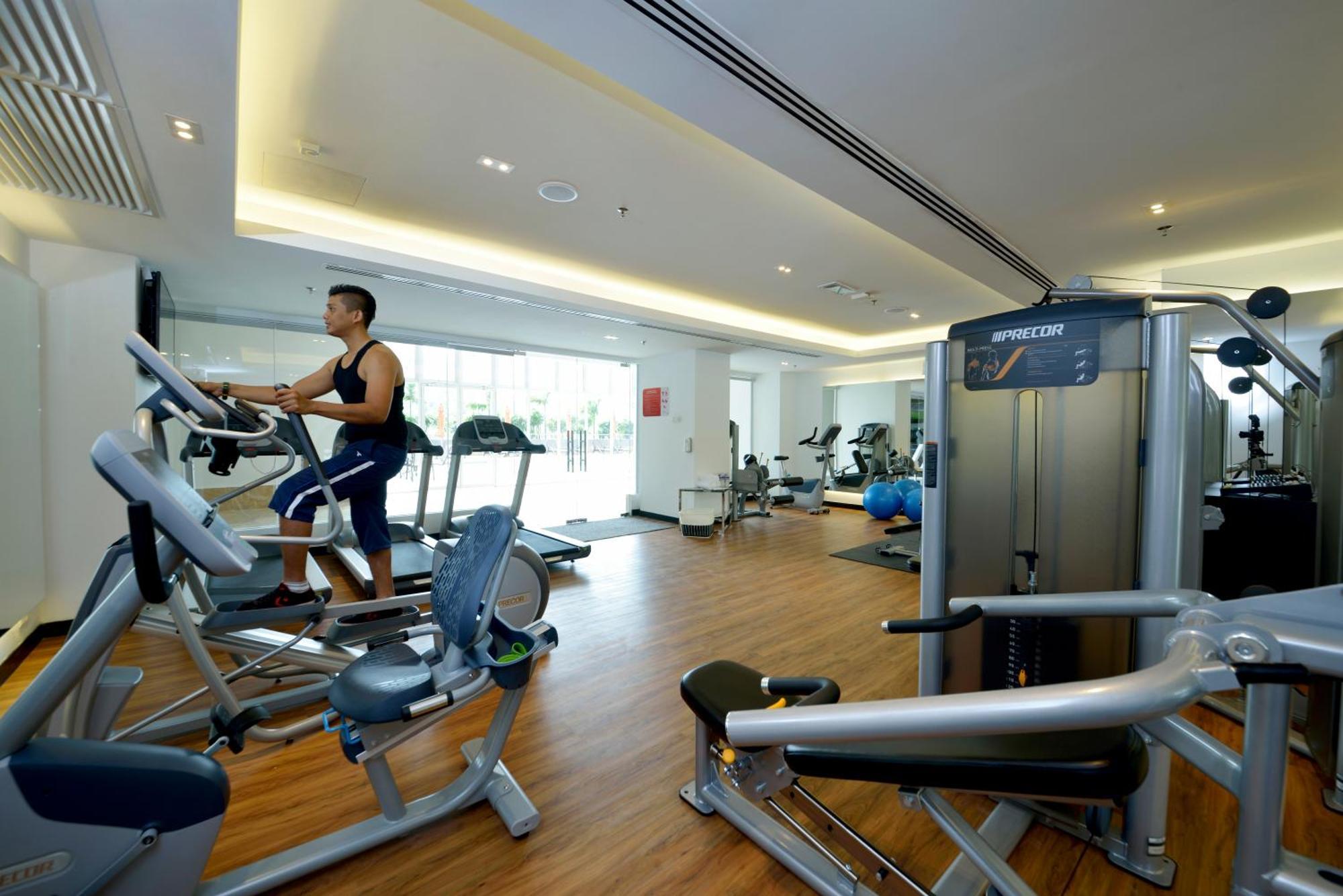 Lexis Suites Penang Bayan Lepas Zewnętrze zdjęcie The gym at the hotel