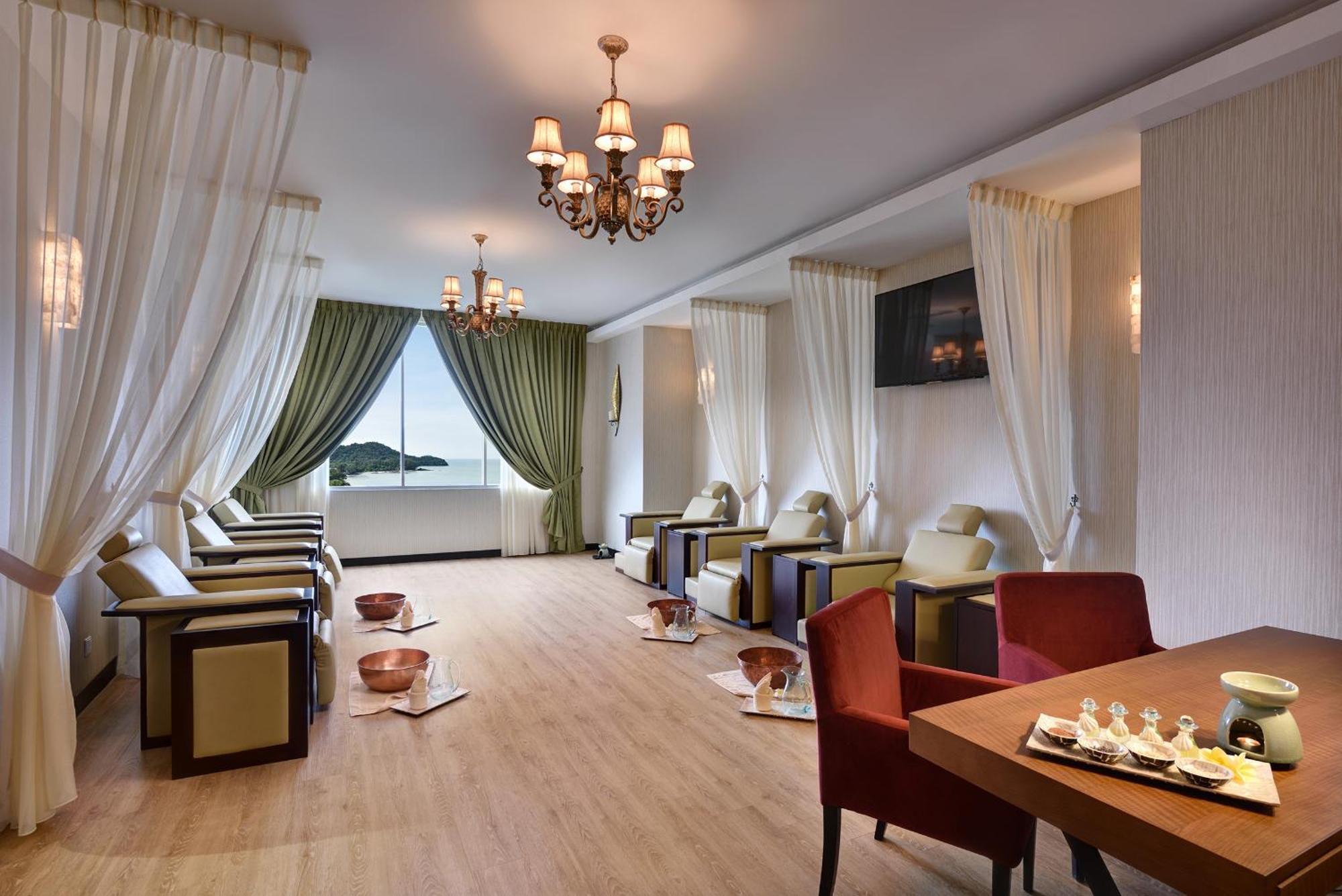 Lexis Suites Penang Bayan Lepas Zewnętrze zdjęcie The interior of the lounge