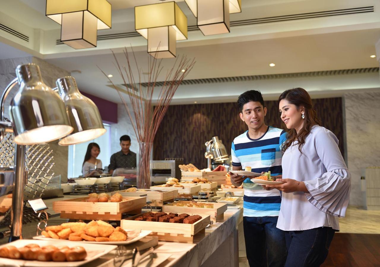 Lexis Suites Penang Bayan Lepas Zewnętrze zdjęcie A buffet at a hotel