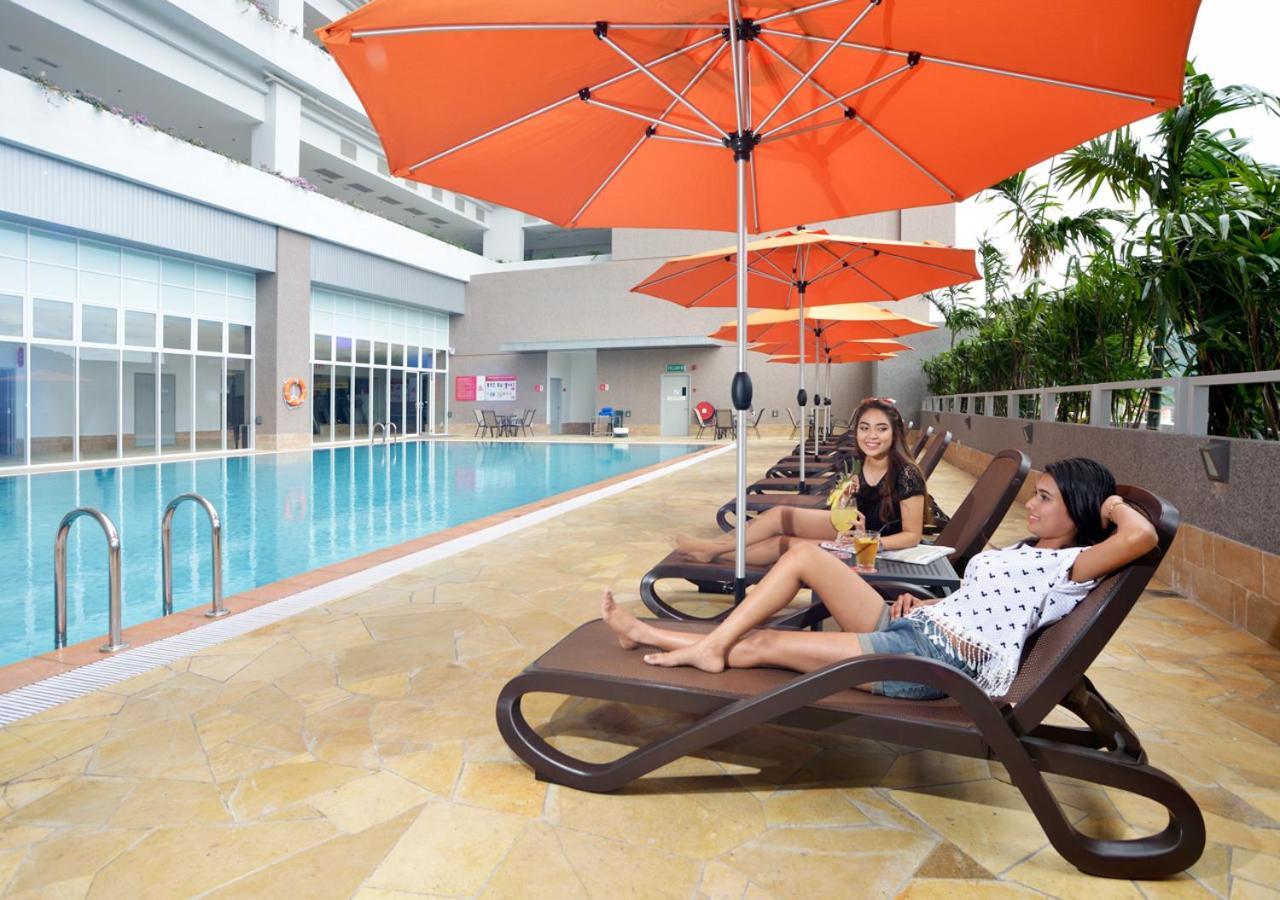 Lexis Suites Penang Bayan Lepas Zewnętrze zdjęcie Poolside at the hotel