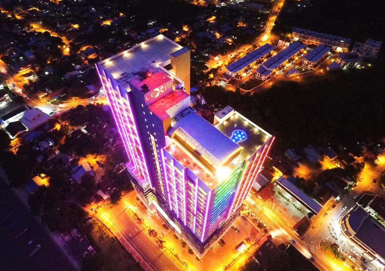Lexis Suites Penang Bayan Lepas Zewnętrze zdjęcie Aerial view of the hotel at night
