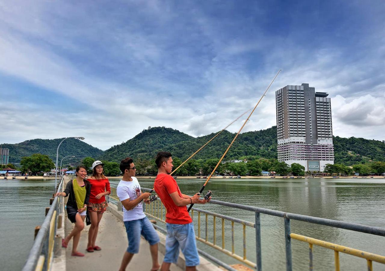 Lexis Suites Penang Bayan Lepas Zewnętrze zdjęcie Anglers at the Marina East Pier